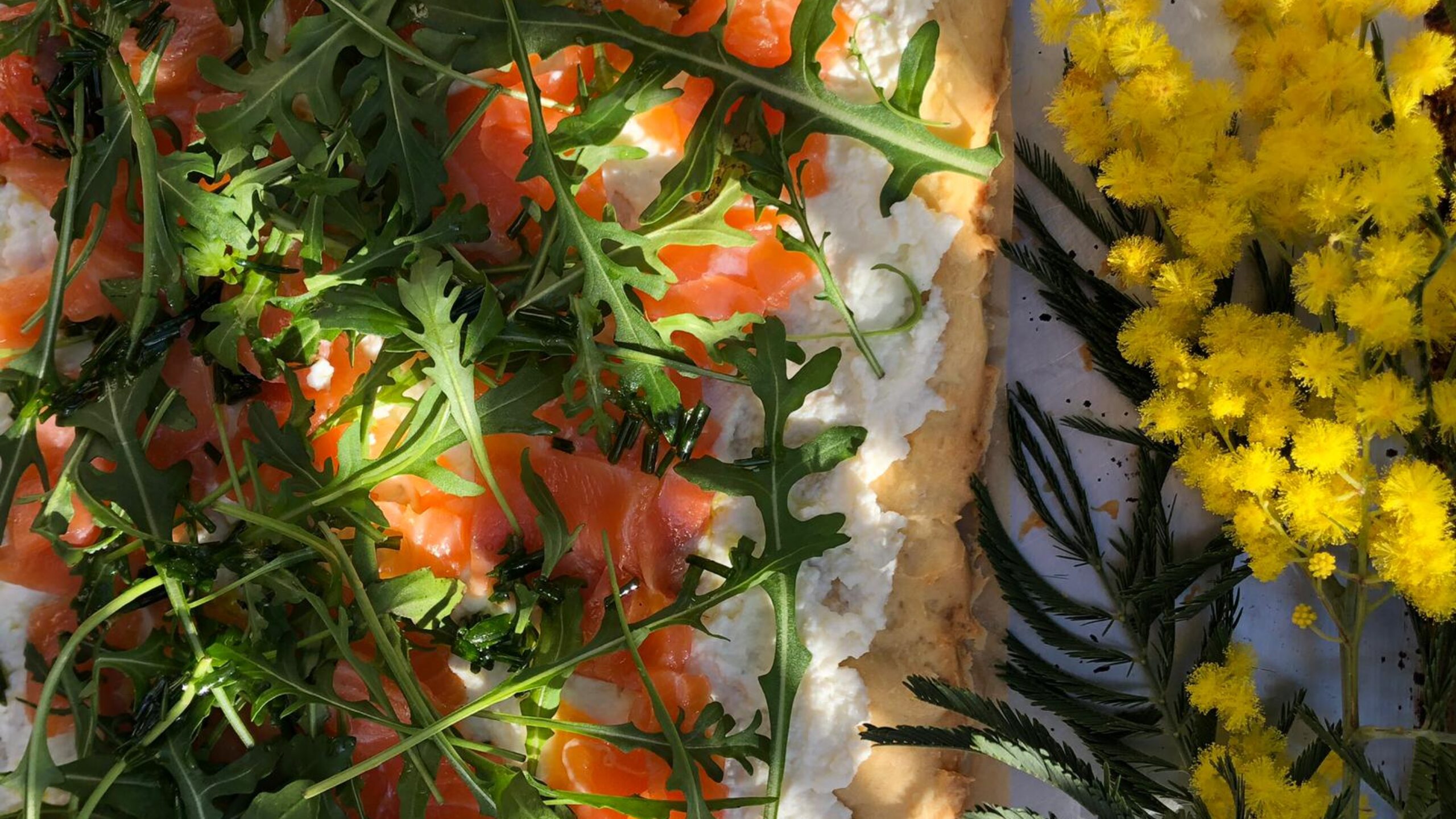 Pizza printanière : saumon, roquette et ricotta