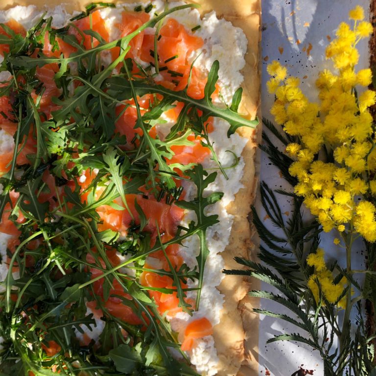 Lire la suite à propos de l’article Pizza printanière : saumon, roquette et ricotta